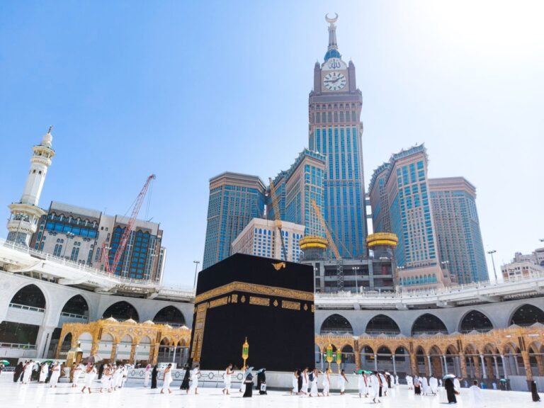 pilgrims-in-kaaba-in-macca-al-haram-umrah-socially-distanced-coronavirus-restrictions-face-mask-1